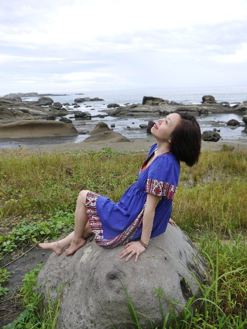 洋嘎YOUNGA薩滿圖騰飾邊低胸短袖小洋裝：寶藍色 - 連身裙 - 棉．麻 藍色