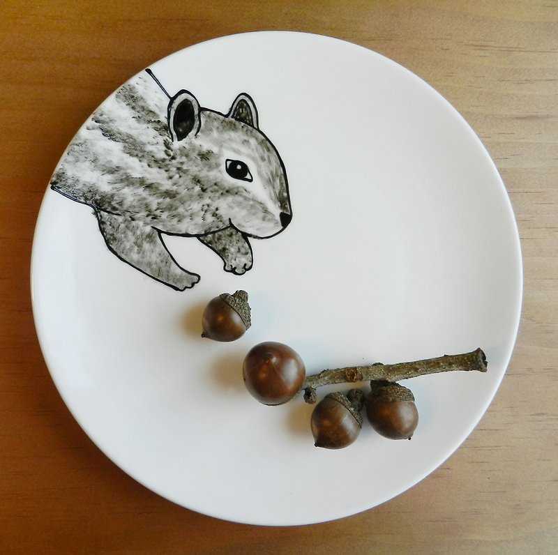 Forest Partner Series Chipmunk Chipmunk Thief Porcelain Plate 18cm Dessert Plate - จานและถาด - วัสดุอื่นๆ สีนำ้ตาล