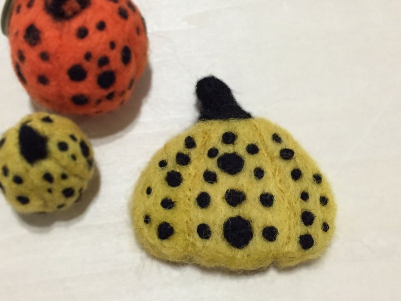 Yayoi Grandma Great Pumpkin (wool felt brooch) - เข็มกลัด - ขนแกะ หลากหลายสี