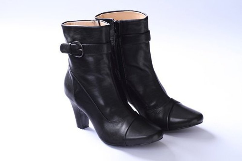 Black simple leather buckle ankle boots - รองเท้าบูทสั้นผู้หญิง - หนังแท้ สีดำ