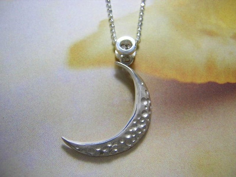moon peel  ( crescent moon sterling silver pendant 银制月牙垂饰 ) - สร้อยคอ - โลหะ สีเทา