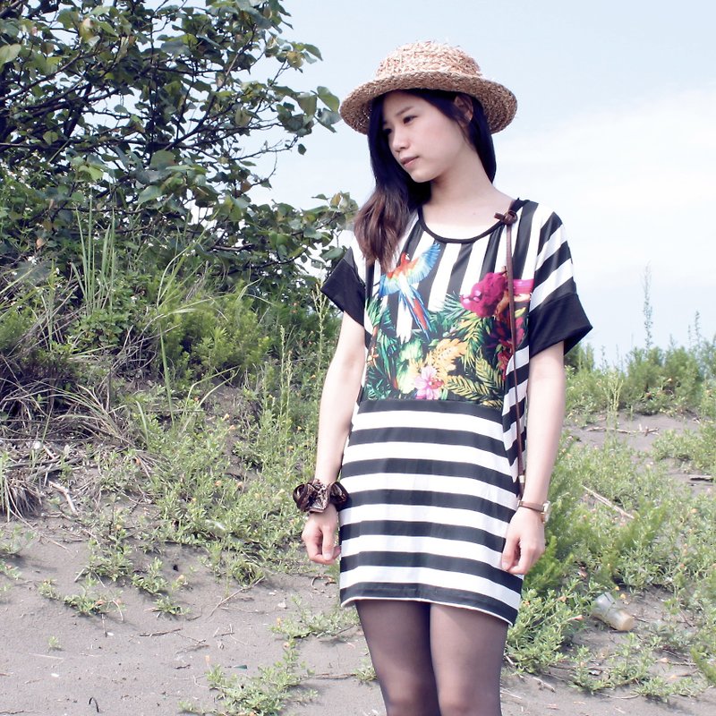 Tropical Striped Dress ｜Flying Parrot - ชุดเดรส - วัสดุอื่นๆ สีดำ