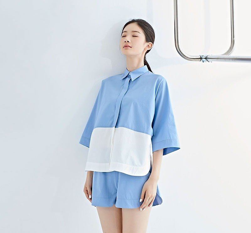[Refurbished] A cloud floats in the blue sky Japanese blue and white cut loose sleeved shirt - Women's Tops - Cotton & Hemp Blue