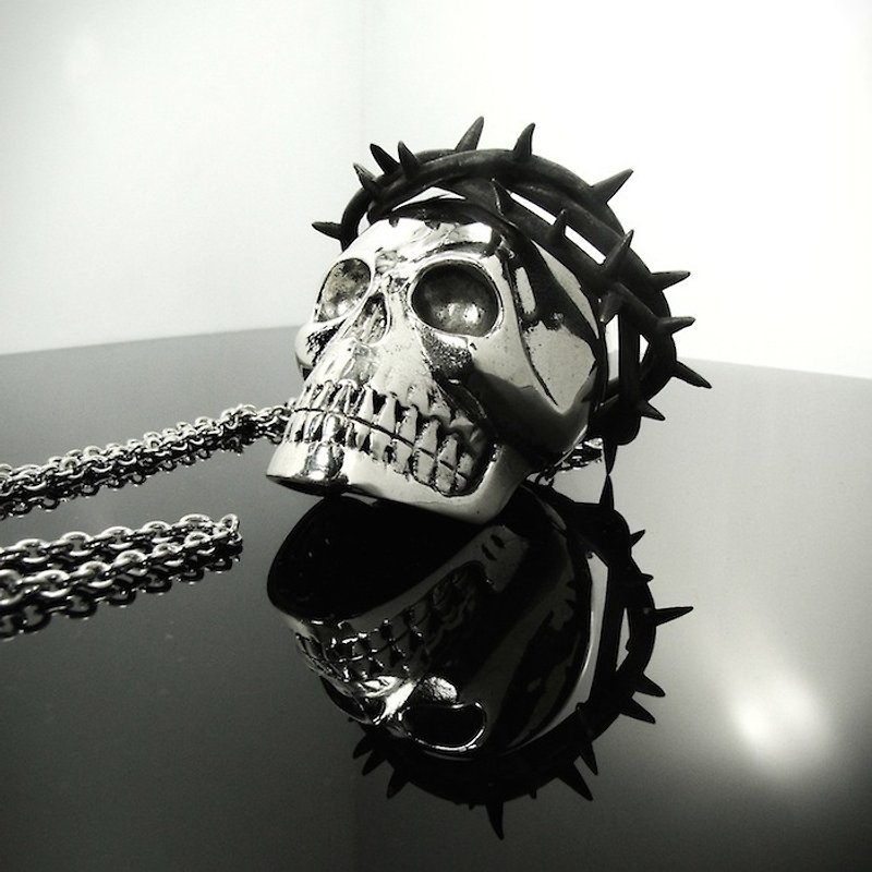 Skull with thorn crown pendant in white bronze with oxidized antique gold color ,Rocker jewelry ,Skull jewelry,Biker jewelry - 項鍊 - 其他金屬 