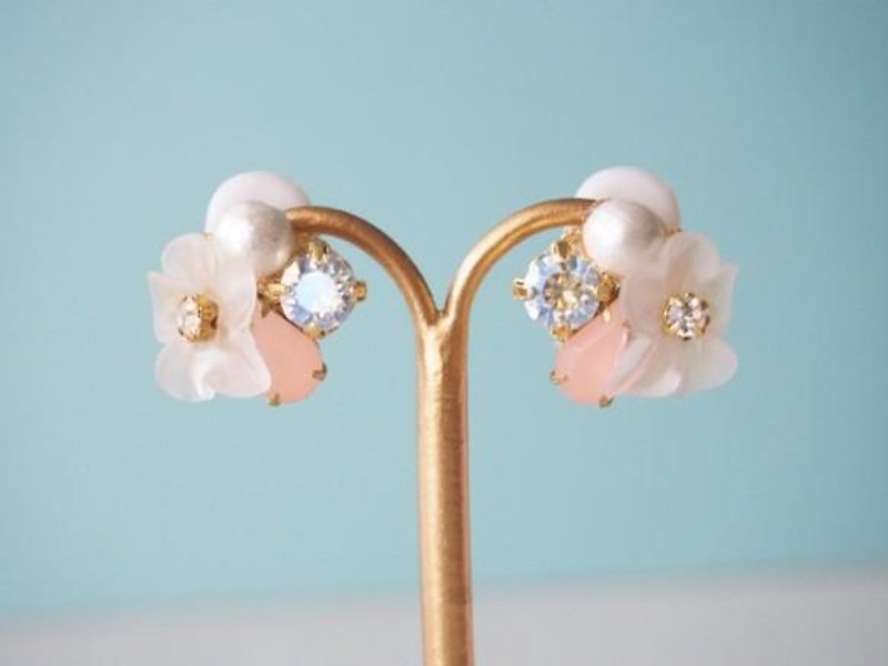 [14kgf] clear flower earrings / earrings (pink) - Earrings & Clip-ons - Other Metals 
