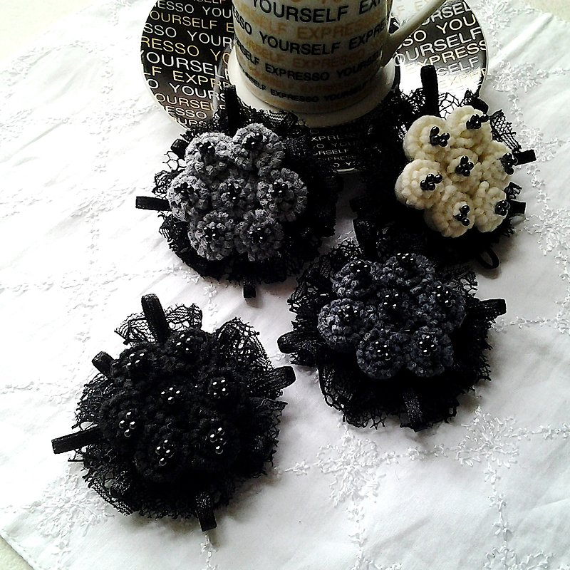 MFP black felt fabric handmade lace flowers brooch pin flower bouquet - เข็มกลัด - วัสดุอื่นๆ สีดำ