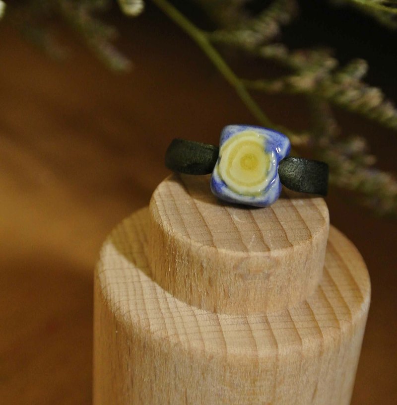 【 T - C 】戒指 皮革 牛皮 日本白瓷 瓷器  限量 自然釉色 無限看不膩色調 攝氏1350高溫燒製 - 戒指 - 瓷 