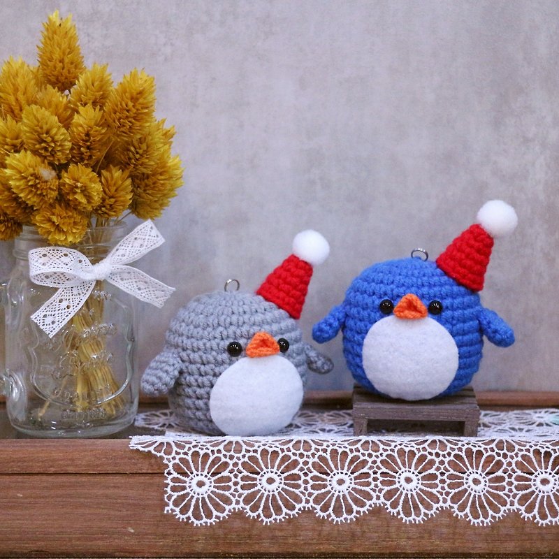 Fat penguin-Christmas hat. key ring. Christmas gifts - ตุ๊กตา - ไฟเบอร์อื่นๆ หลากหลายสี