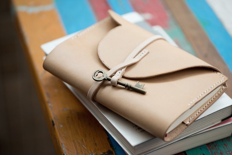 Natural Vegetable Tanned Leather Diary Heart Charm Cover Pocket Journal / Bunkobon A6 / Muji A6 Recycled Paper Notebook / Free Color Selection / Handmade - สมุดบันทึก/สมุดปฏิทิน - หนังแท้ สีส้ม