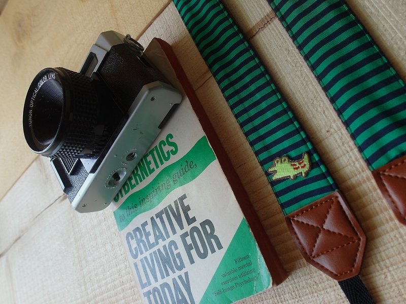 カメラストラップ（緑と青のストライプ*ワニ）を移動するために一緒にHiDots - カメラ - 紙 グリーン