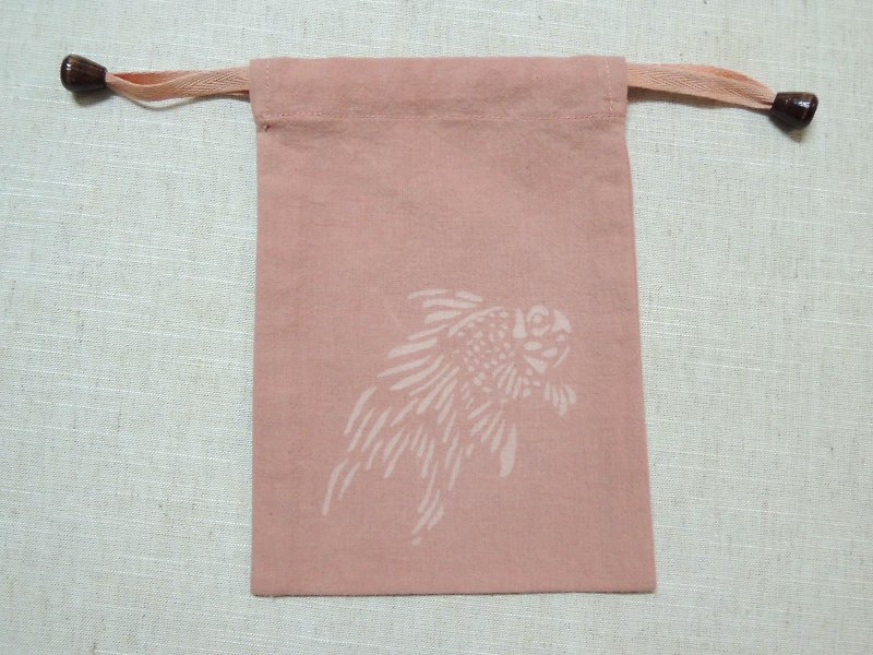 【姆姆草木染】茜草根植物染粉紅色束口袋(鯉魚款) - 化妝袋/收納袋 - 棉．麻 粉紅色
