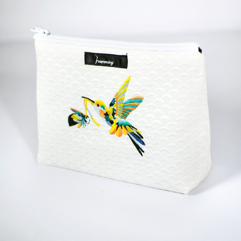 Humming flower hummingbird | embroidery cosmetic bag | white feather scale - กระเป๋าเครื่องสำอาง - งานปัก ขาว