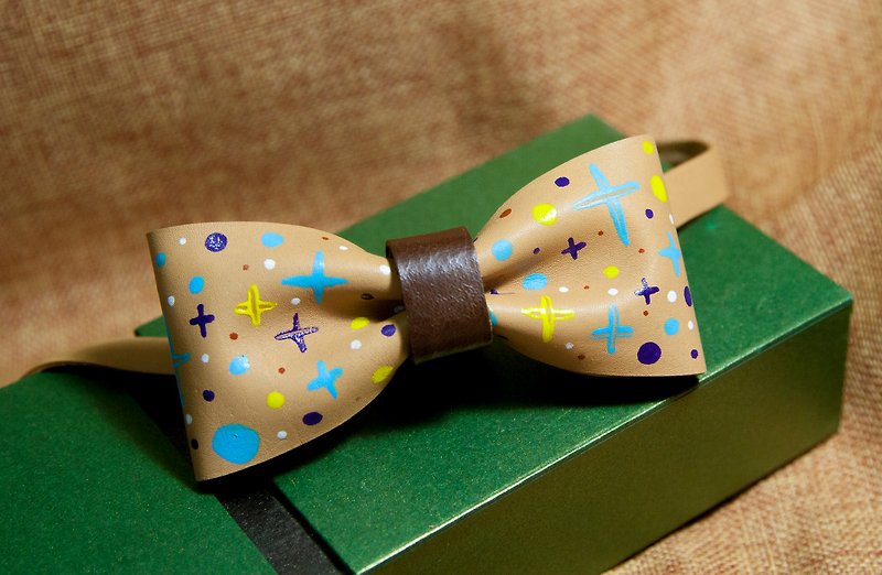 ◣ ◢ small leather Genki "playful bow tie" Hand painted leather tie Bowtie - เนคไท/ที่หนีบเนคไท - หนังแท้ สีนำ้ตาล