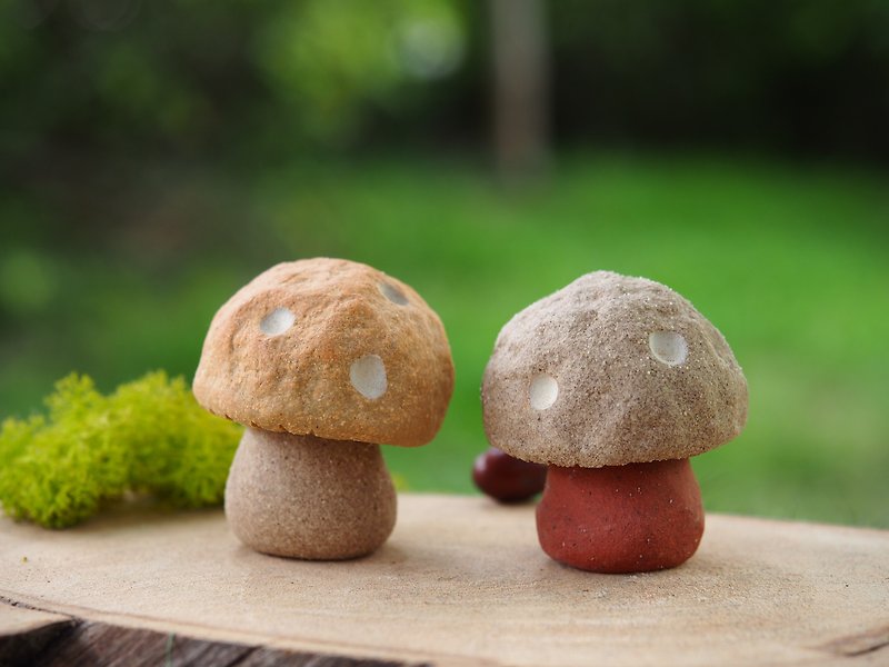 Mushroom Village-Super cute pottery hand-made little mushrooms / 2 types in 1 set - ของวางตกแต่ง - วัสดุอื่นๆ สีแดง