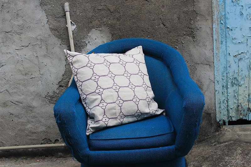 【ZhiZhiRen】厵 | 枕頭套 - 鹽程鐵窗-紫 - 枕頭/抱枕 - 其他材質 紫色