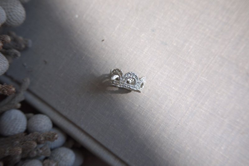 Silver Princess Crown Lace Ring - แหวนทั่วไป - โลหะ สีเงิน