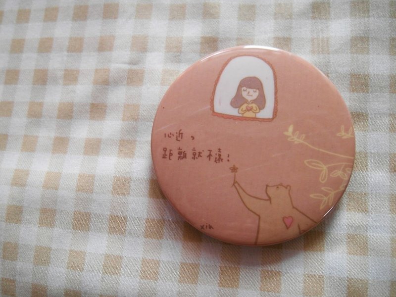 Xiu Xiu bear / heart near, not far from the /-5.8cm badge - Badges & Pins - Plastic Pink