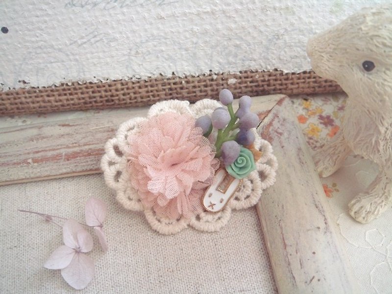 Garohands chiffon flower brooch small berries white rabbit feel F032 Gifts - Brooches - Other Materials Multicolor