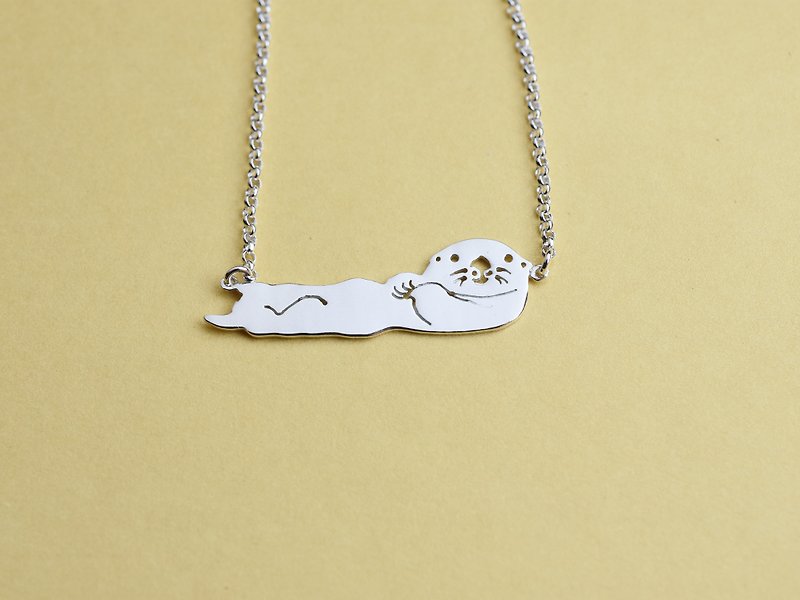 Sea otter s925 sterling silver necklace, cute animal pendant - สร้อยคอ - เงินแท้ สีเงิน