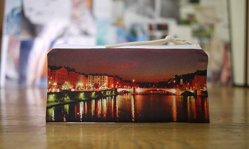 【好好去旅行】筆袋◆◇◆閃閃發亮的城市◆◇◆ - กล่องดินสอ/ถุงดินสอ - วัสดุอื่นๆ สีแดง