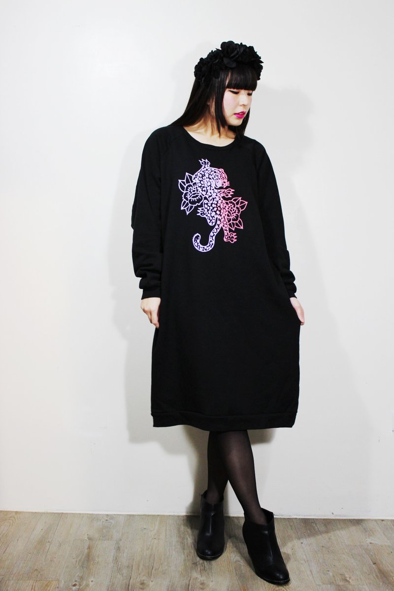 Fairy Farm Factory [FFF] hand-printed design gradient pink and purple leopard pattern Houmian black dress (warm fluff 102cm long) - ชุดเดรส - วัสดุอื่นๆ สีดำ