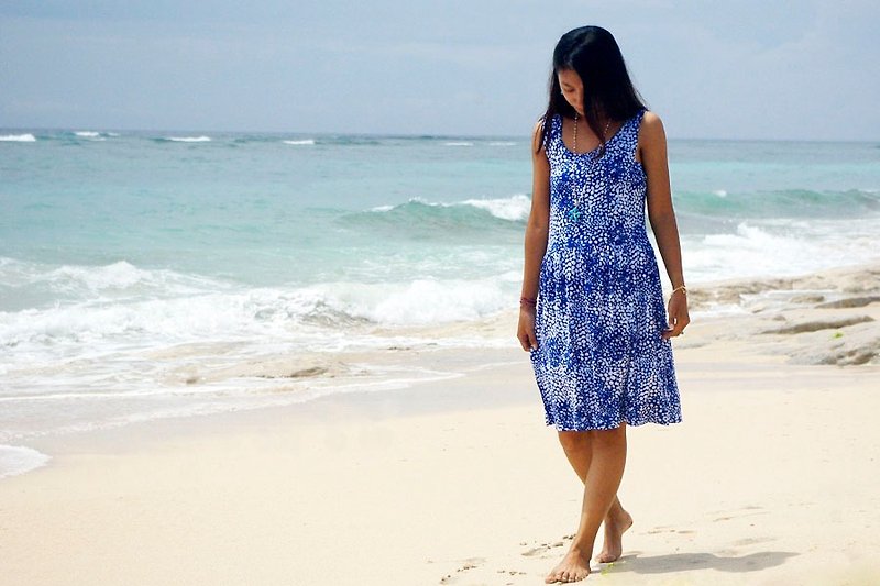 With the image of the sea foam and made bubble print sleeveless dress <Blue> - ชุดเดรส - วัสดุอื่นๆ สีน้ำเงิน