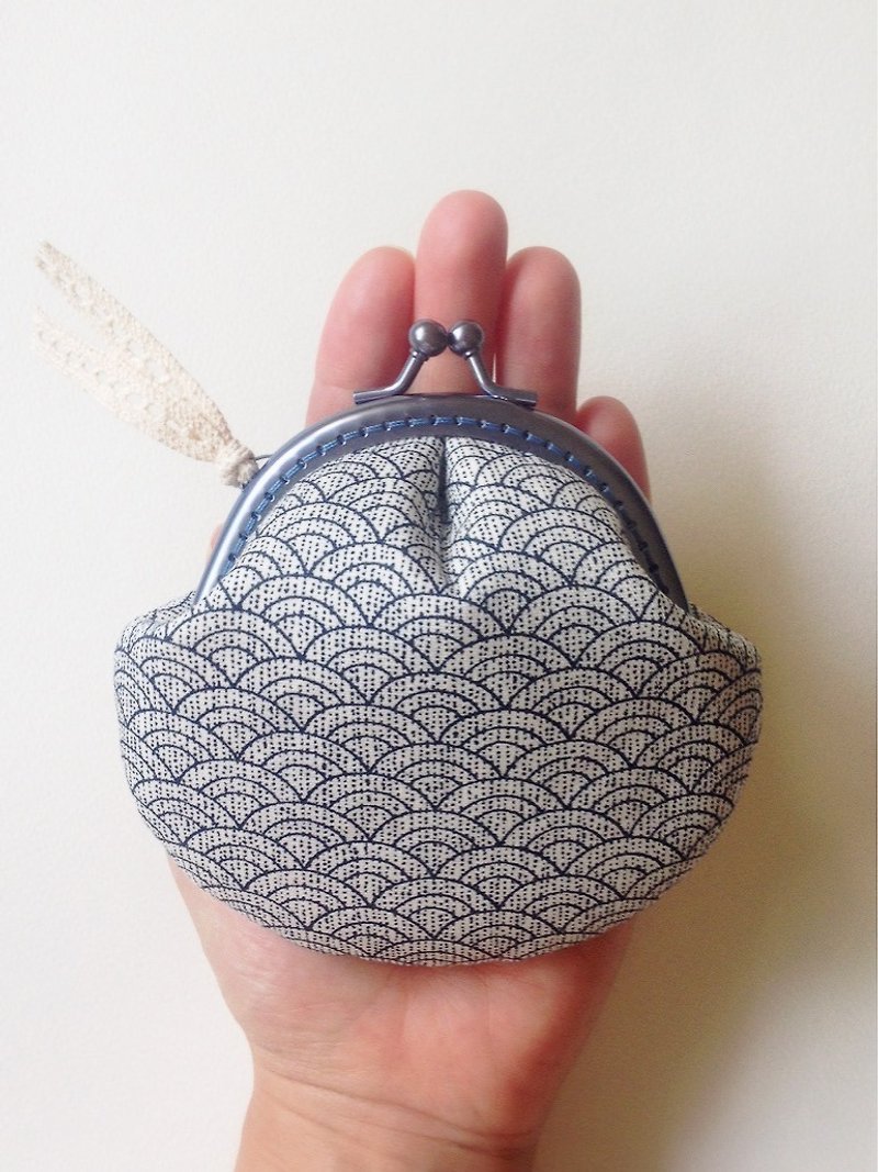 hm2. Blue spray blossoming shells. Mouth gold package - Coin Purses - Cotton & Hemp Blue
