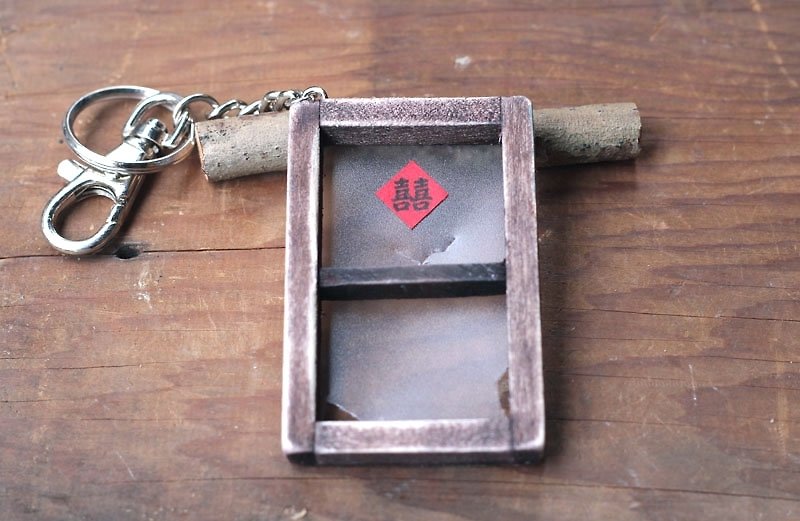 老裂木窗鑰匙圈 - พวงกุญแจ - ไม้ สีนำ้ตาล