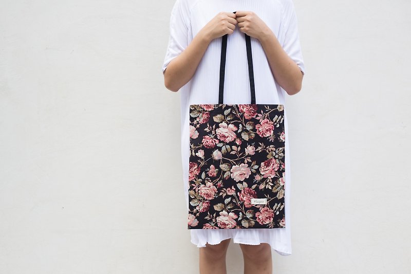 Oil painting flower / rose black / simple handbag shoulder bag canvas bag - Messenger Bags & Sling Bags - Cotton & Hemp 