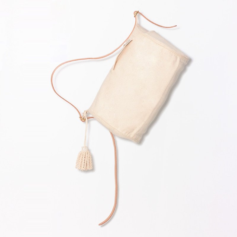 Classic geometric tassel round bucket bag original design canvas bag with leather strap - กระเป๋าแมสเซนเจอร์ - ผ้าฝ้าย/ผ้าลินิน ขาว