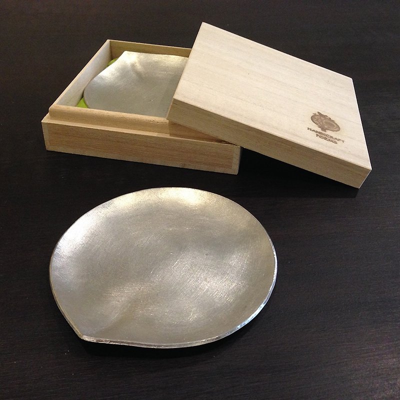 A drop-shaped small shallow dish made of pure tin ~ a handmade poem that allows you to experience the beauty of metal craftsmanship while enjoying tea! - Small Plates & Saucers - Other Metals 