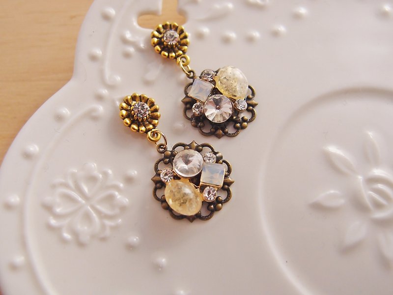 CCS ★ CR0132。White opal and russian diamond earring.  The earring type can be choosed between stud or clip. - ต่างหู - วัสดุอื่นๆ ขาว