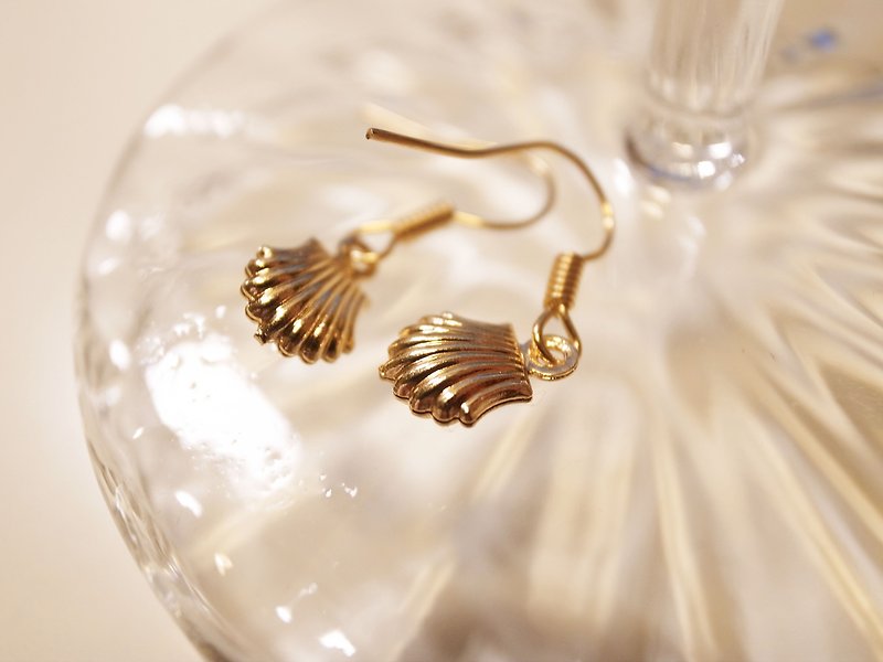 Sea shell earrings - ต่างหู - วัสดุอื่นๆ สีทอง