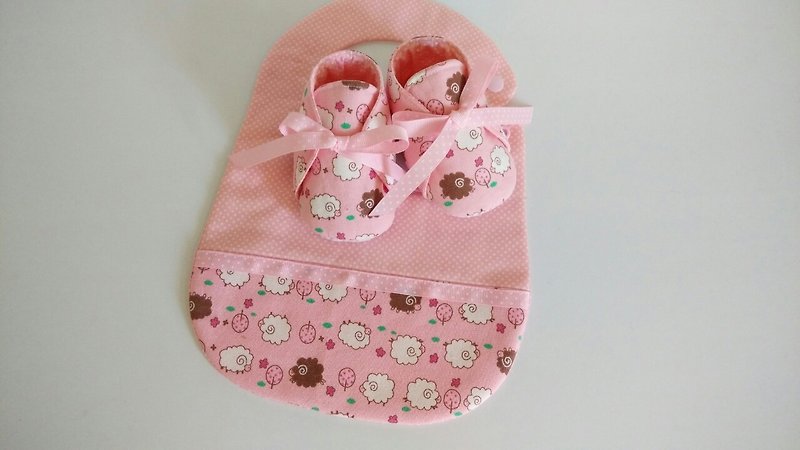 粉粉羊彌月禮物 嬰兒鞋+圍兜 - 嬰兒鞋/學步鞋 - 棉．麻 粉紅色