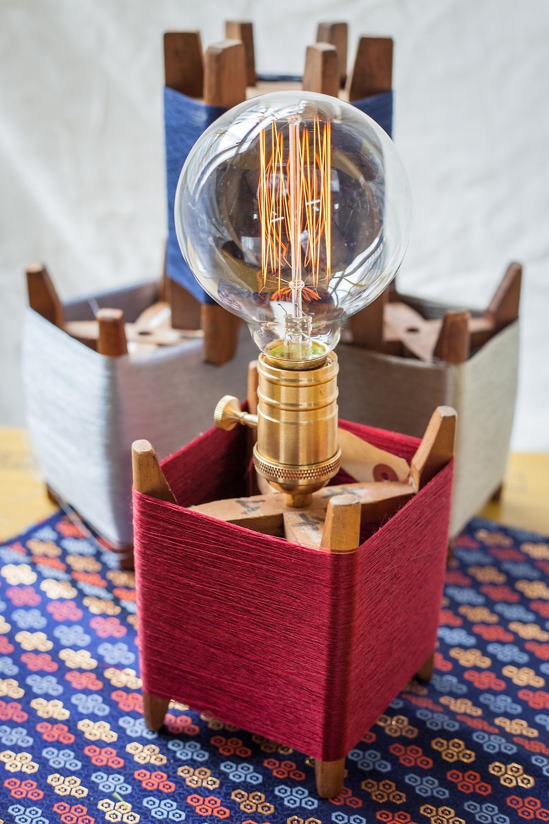 [Dry rain hand-made workshop] Antique spool hand-made table lamp-[Toyotomi Nishijin weaving] Low-key gorgeous antique table lamp (only one) - โคมไฟ - วัสดุอื่นๆ สีแดง