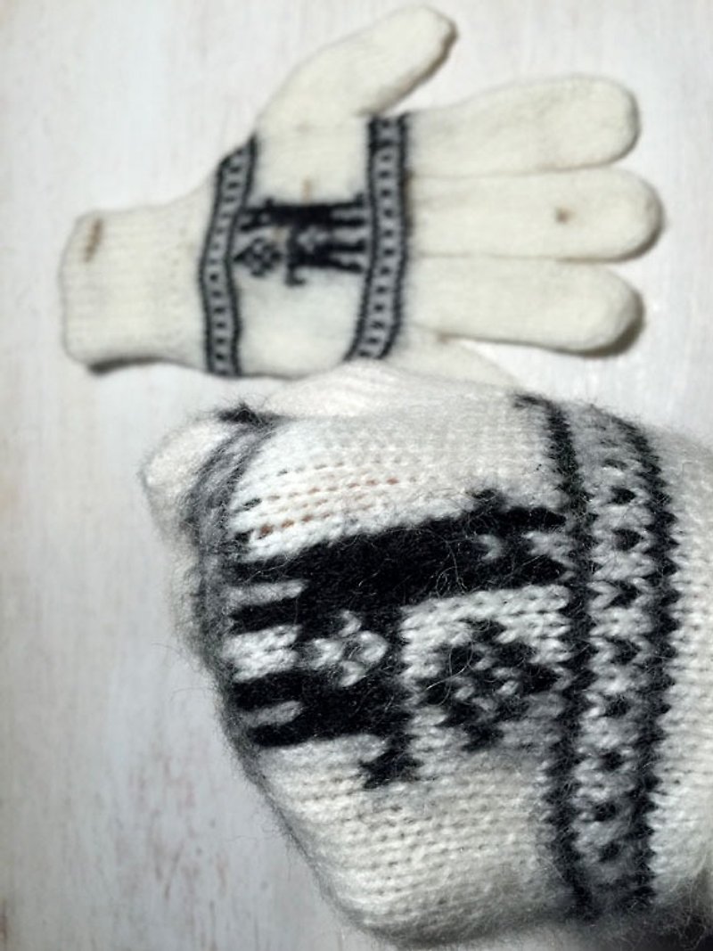 Long-sleeved glove finger smiled Alpaca - White Black Sheep - ถุงมือ - วัสดุอื่นๆ ขาว