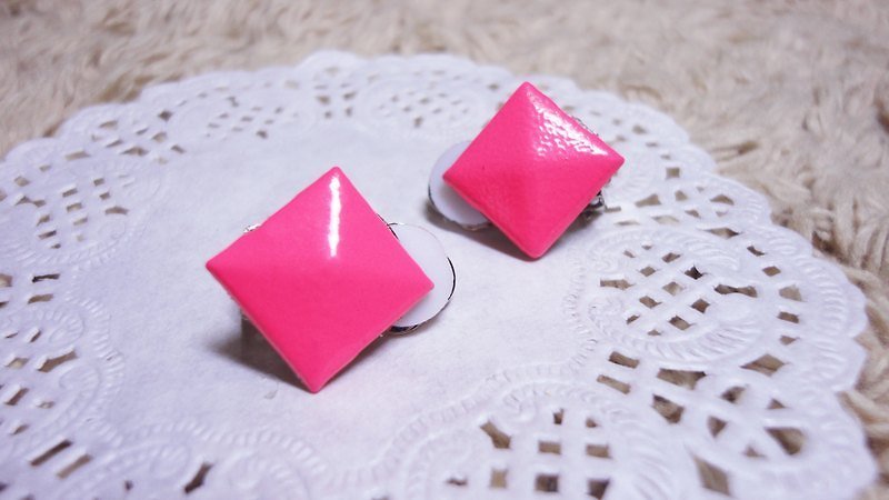 NiCorn hand made - Great Rock Season - fluorescent pink bottom rivet retro earrings (ear clip-on) - ต่างหู - วัสดุอื่นๆ สึชมพู