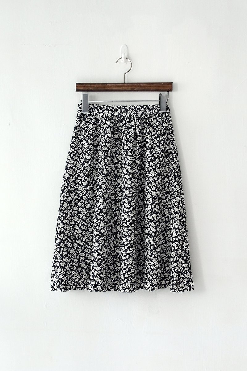 【Banana Flyin'】日本製 復古著 藍底白色小花 及膝裙 - スカート - その他の素材 ブルー