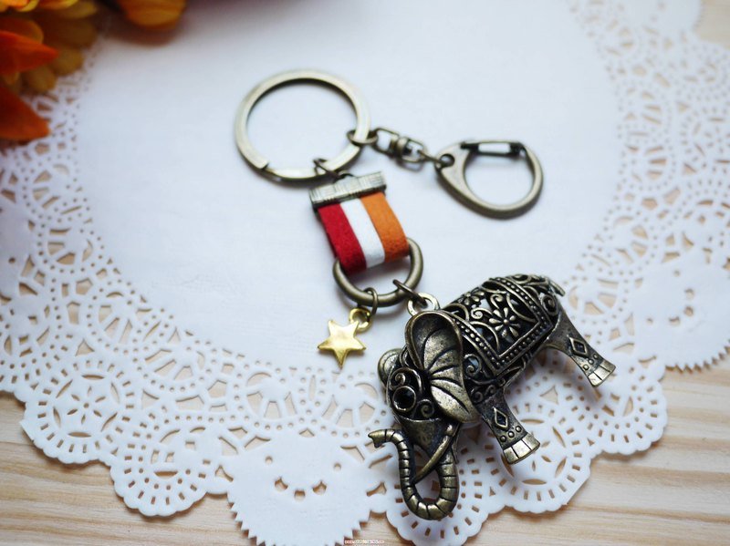 Paris. Handmade happiness. Qi hollow leather strap & amp; key ring. Thai elephant - พวงกุญแจ - โลหะ หลากหลายสี