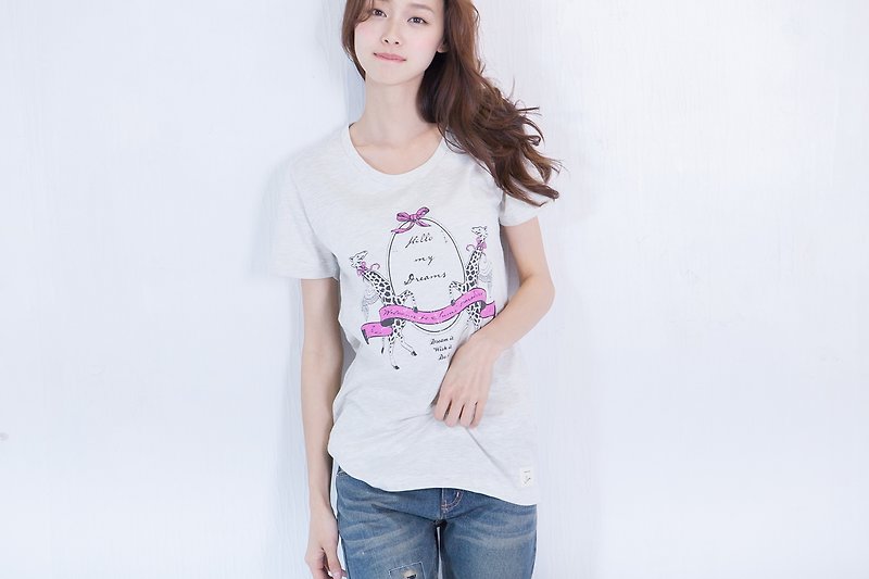 SU: MI said Hello My Dreams giraffe wide version T_4SF003_ light gray - Women's T-Shirts - Cotton & Hemp Gray