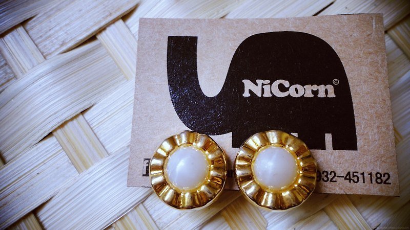 NiCorn hand made - hair happiness - Pearl White Wave retro earrings (ear clip-on) - ต่างหู - วัสดุอื่นๆ ขาว