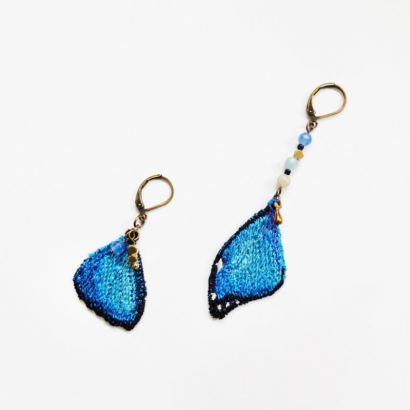 刺繡 蝴蝶 天然石蝶羽耳環 / 大藍閃蝶 Morpho menelaus - 耳環/耳夾/耳骨夾 - 繡線 藍色