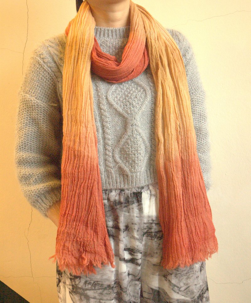 Vegetable dyes wool scarf - Sunset - ผ้าพันคอ - พืช/ดอกไม้ สีแดง