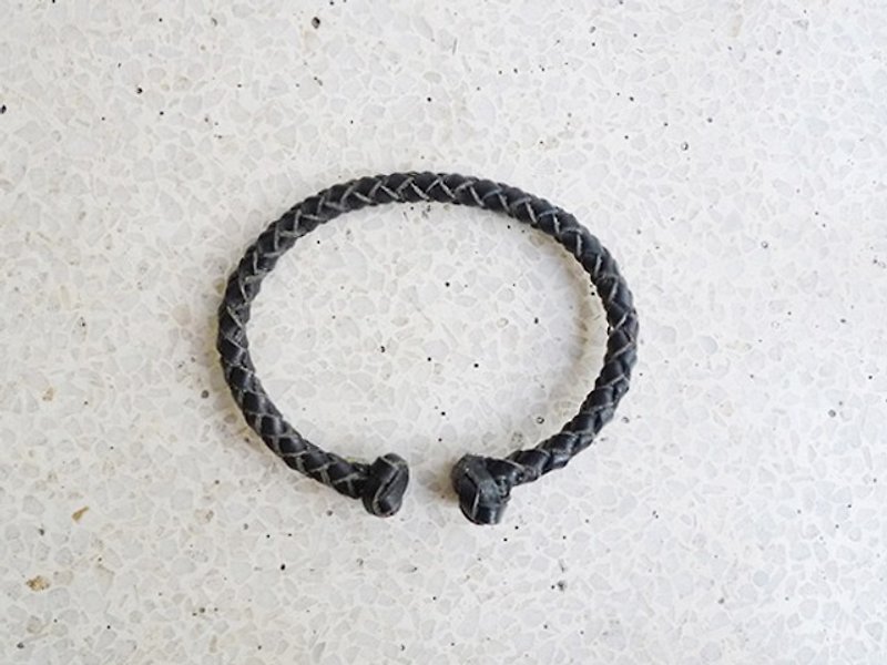 Black hand-woven bracelet - สร้อยข้อมือ - หนังแท้ สีดำ