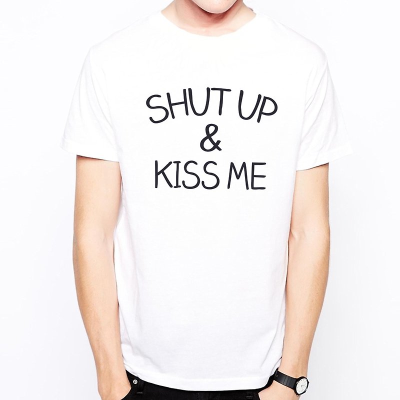 SHUT UP AND KISS ME short-sleeved T-shirt -2 color text English alphabet Wen Qing art design fashionable and fashionable - Men's T-Shirts & Tops - Paper Multicolor