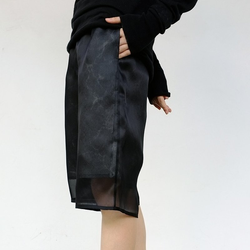 Gao fruit / GAOGUO original designer women's brand new stack through wild flower 100% silk shorts - Women's Shorts - Silk Black