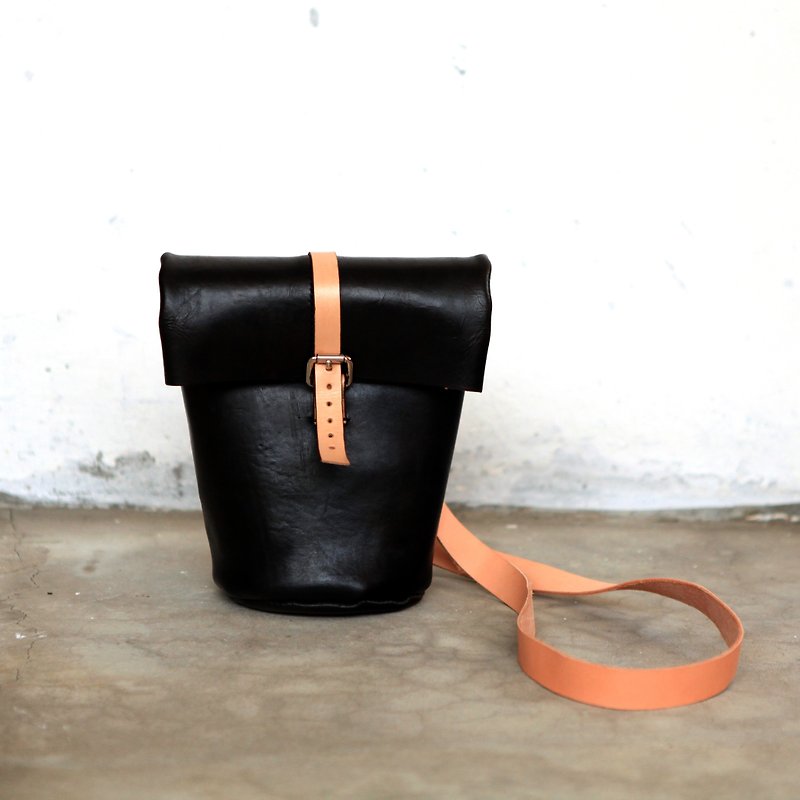 12. Hand-stitched leather roller shoulder bag/side bag (with a shoulder strap) - กระเป๋าแมสเซนเจอร์ - หนังแท้ 