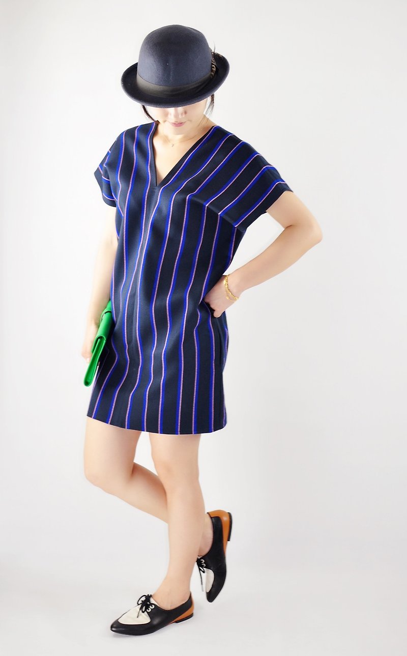 Flat 135 X 台灣設計師 英倫風 直條紋 V領短袖洋裝 簡單 立體剪裁 有口袋 情人節穿搭 派對 新年 - 洋裝/連身裙 - 其他材質 藍色