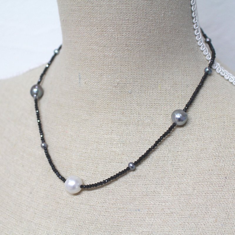 Black spinel and South Sea / freshwater pearl necklace 2 - สร้อยคอ - เครื่องเพชรพลอย สีดำ
