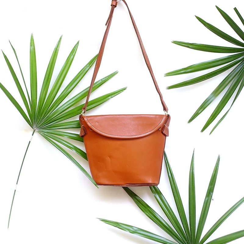 BajuTua / antique / brown leather shoulder bag simple folding - กระเป๋าแมสเซนเจอร์ - หนังแท้ สีส้ม